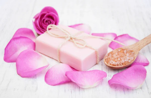 Spa-produkter med roseblader – stockfoto