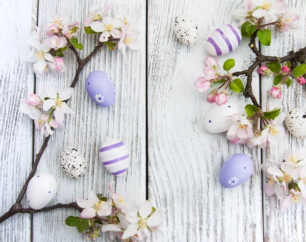 Huevos de Pascua con flor — Foto de Stock