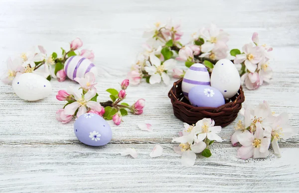 Huevos de Pascua y flor de manzana — Foto de Stock