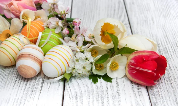 Huevos de Pascua con flor — Foto de Stock