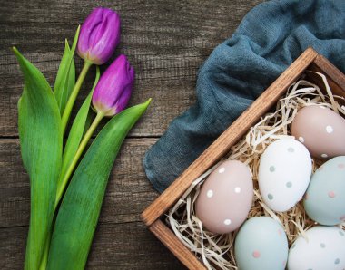 Paskalya yumurtaları ve laleler