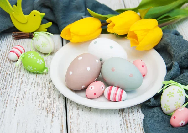 Huevos y tulipanes de Pascua — Foto de Stock