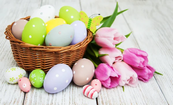 Καλάθι με αυγά του Πάσχα και τουλίπες — Φωτογραφία Αρχείου