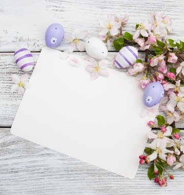 Paskalya yumurtaları ve tebrik kartı