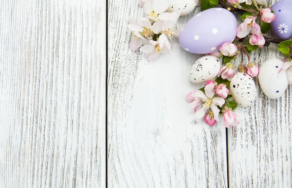 Huevos de Pascua y flor de manzana —  Fotos de Stock