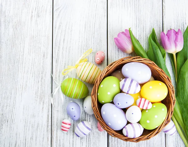 Mand met Pasen eieren en tulpen — Stockfoto