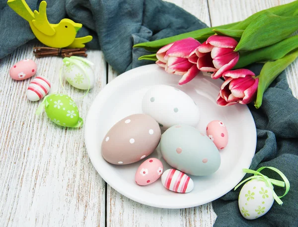 Paskalya yumurtaları ve laleler