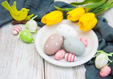 Paskalya yumurtaları ve laleler