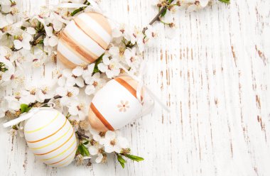 Paskalya yumurta ve kiraz çiçeği