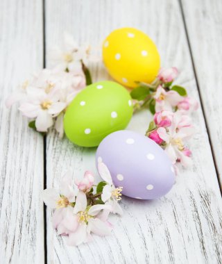 Paskalya yumurtaları ve elma çiçeği
