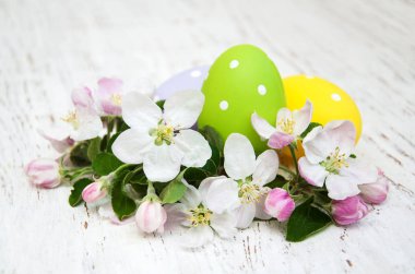 Paskalya yumurtaları çiçeği ile