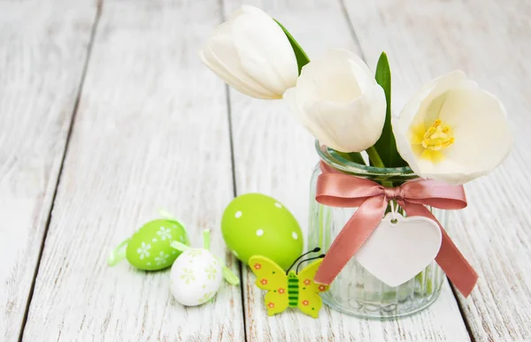 Huevos y tulipanes de Pascua — Foto de Stock