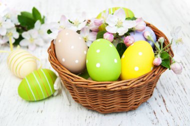 Paskalya yumurtaları ve elma çiçeği