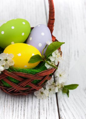 Paskalya yumurtaları ve kiraz çiçeği