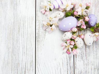 Paskalya yumurtaları ve elma çiçeği