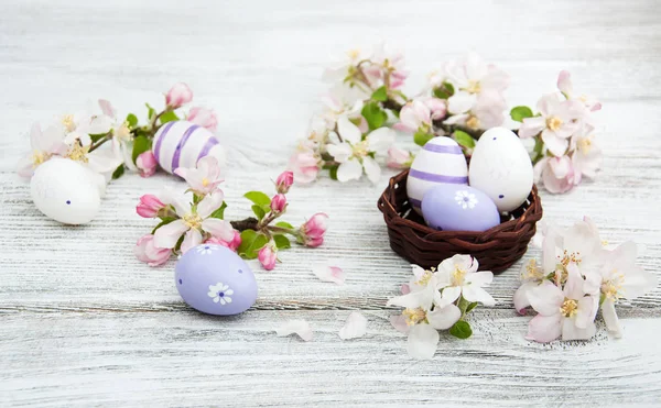 Huevos de Pascua y flor de manzana — Foto de Stock