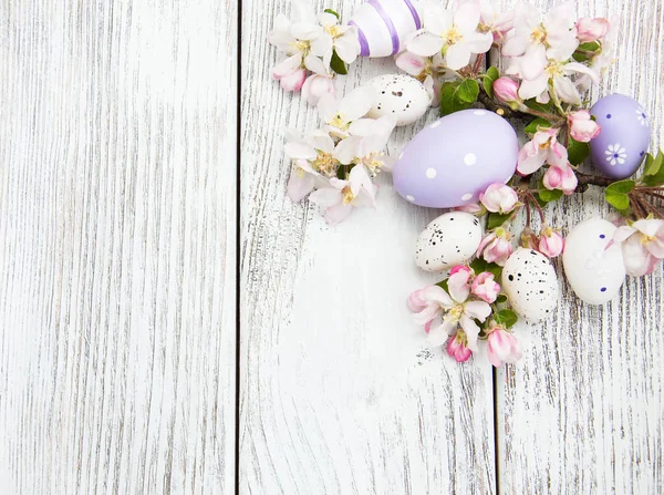 Huevos de Pascua y flor de manzana — Foto de Stock