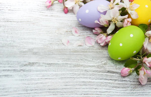 Uova di Pasqua con fiore — Foto Stock