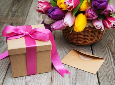 Bahar Lale çiçek ve hediye kutusu