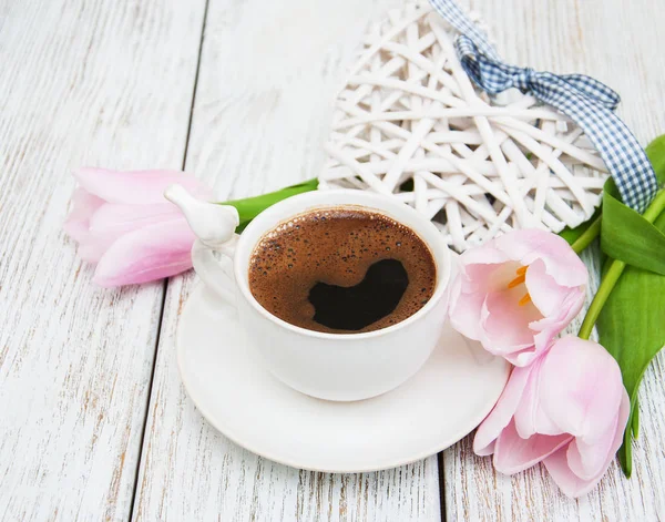 กาแฟและทิวลิป — ภาพถ่ายสต็อก