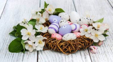 Paskalya yumurtaları ve elma çiçeği