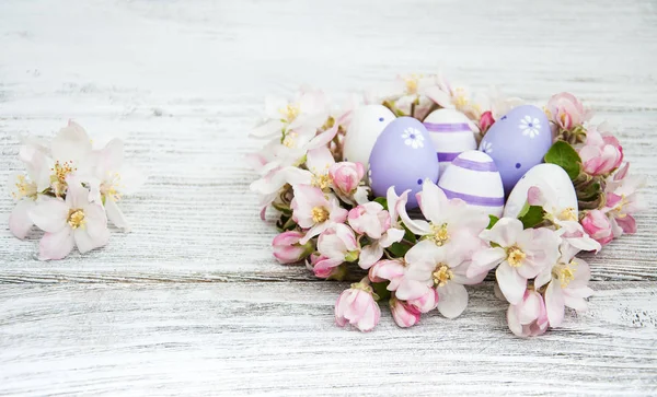 Huevos de Pascua y flor de manzana — Foto de Stock