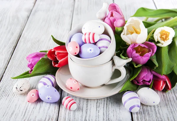 Easter eggs and tulips — Stock Photo, Image