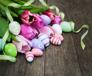 Paskalya yumurtaları ve laleler