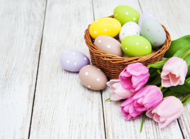 Paskalya yumurtaları ve Lale ile sepeti