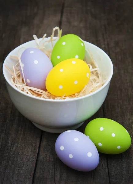 Huevos de Pascua en un tazón — Foto de Stock