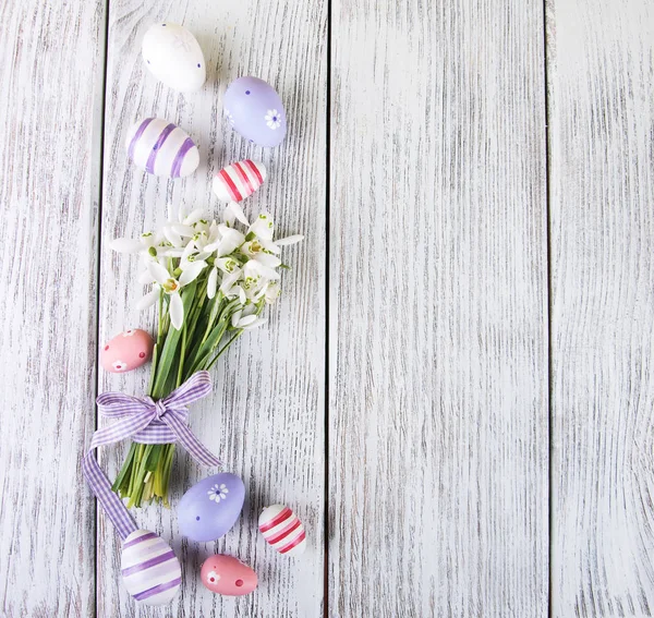 Huevos de Pascua y flores — Foto de Stock