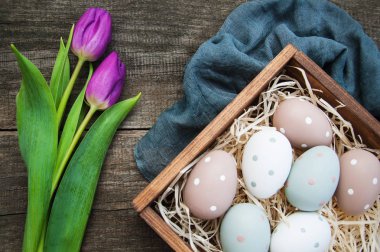 Paskalya yumurtaları ve laleler