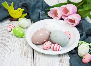 Paskalya yumurtaları ve laleler