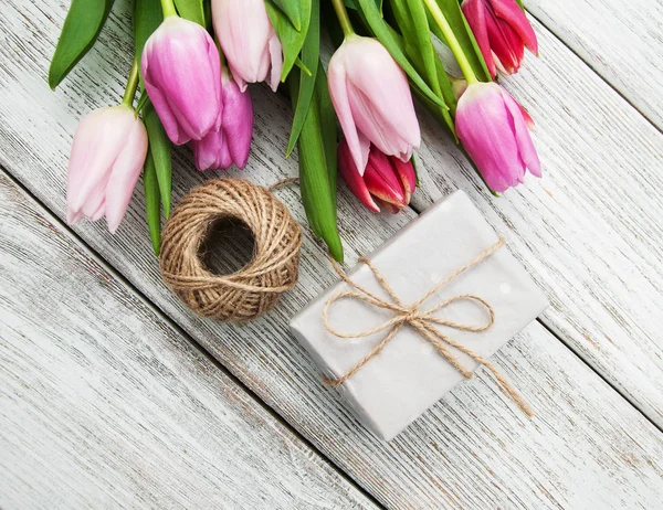 Primavera tulipanes flores y caja de regalo — Foto de Stock