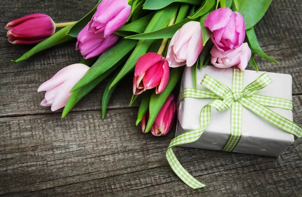 Primavera tulipanes flores y caja de regalo — Foto de Stock