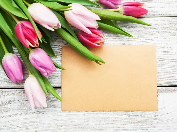 Primavera tulipanes flores y tarjeta de felicitación —  Fotos de Stock