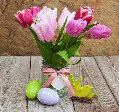 Paskalya yumurtaları ve laleler