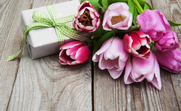 Primavera tulipanes flores y caja de regalo — Foto de Stock