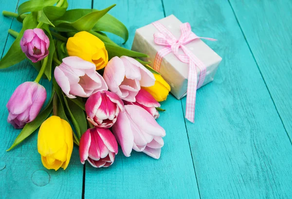 春天的郁金香鲜花和礼品盒 — 图库照片