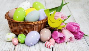Paskalya yumurtaları ve Lale ile sepeti