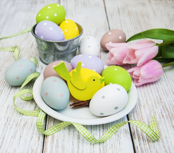 Huevos y tulipanes de Pascua — Foto de Stock