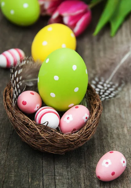 Huevo de Pascua en un nido — Foto de Stock