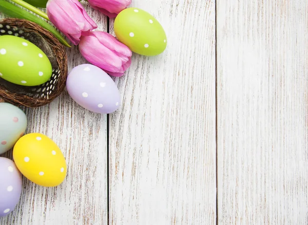 Huevos de Pascua en un nido — Foto de Stock