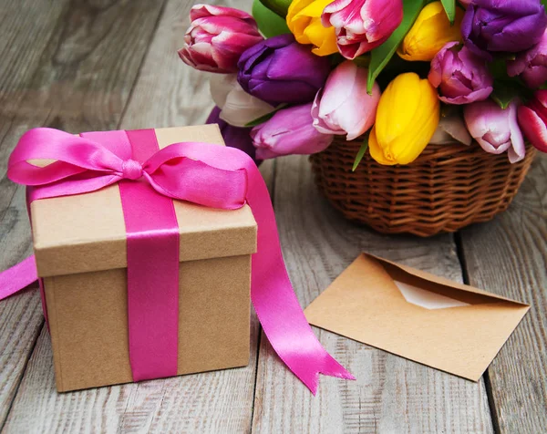 Fleurs de tulipes de printemps et boîte cadeau — Photo