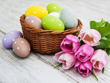 Paskalya yumurtaları ve Lale ile sepeti