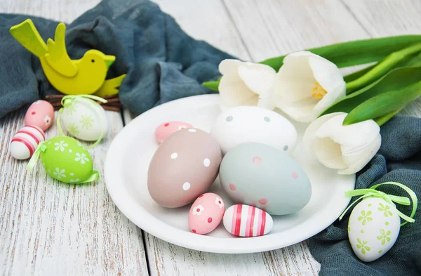 复活节彩蛋和郁金香 — 图库照片