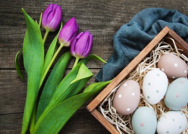 Paskalya yumurtaları ve laleler