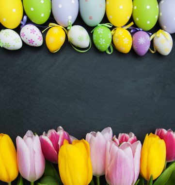 Paskalya yumurtaları ve laleler