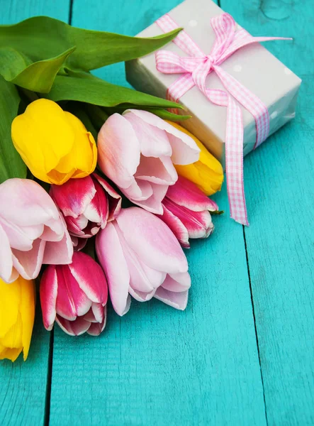 Bahar Lale çiçek ve hediye kutusu — Stok fotoğraf