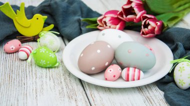 Paskalya yumurtaları ve laleler